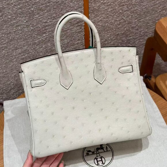 Classic Hermes Bag: A Stylish and Versatile Choice for Elegance - Picture 3 of 6